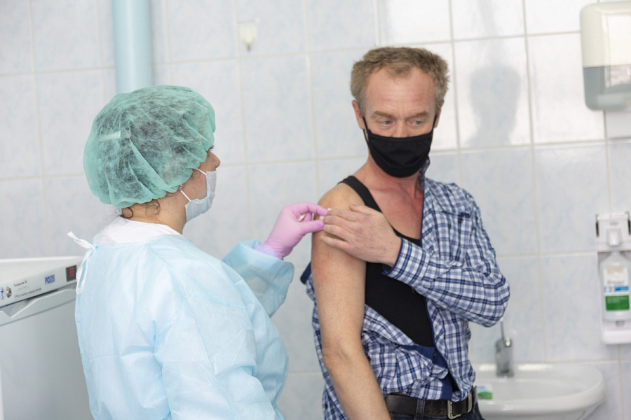 На «КАМАЗе» от коронавируса привито более 75 процентов персонала